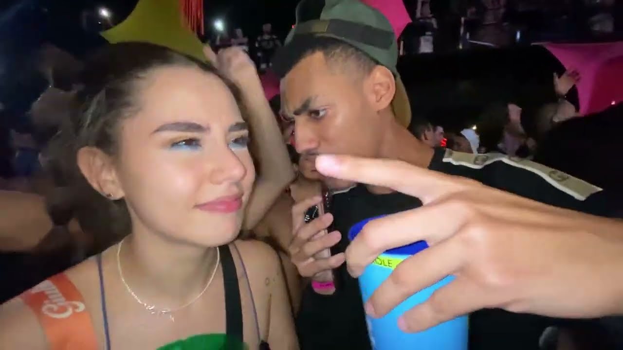 BEIJANDO DESCONHECIDAS NO BLOQUINHO DE CARNAVAL 2023 UNIVERSITARIO ENTREVISTA MOSQUITÃO CARNAFARRA