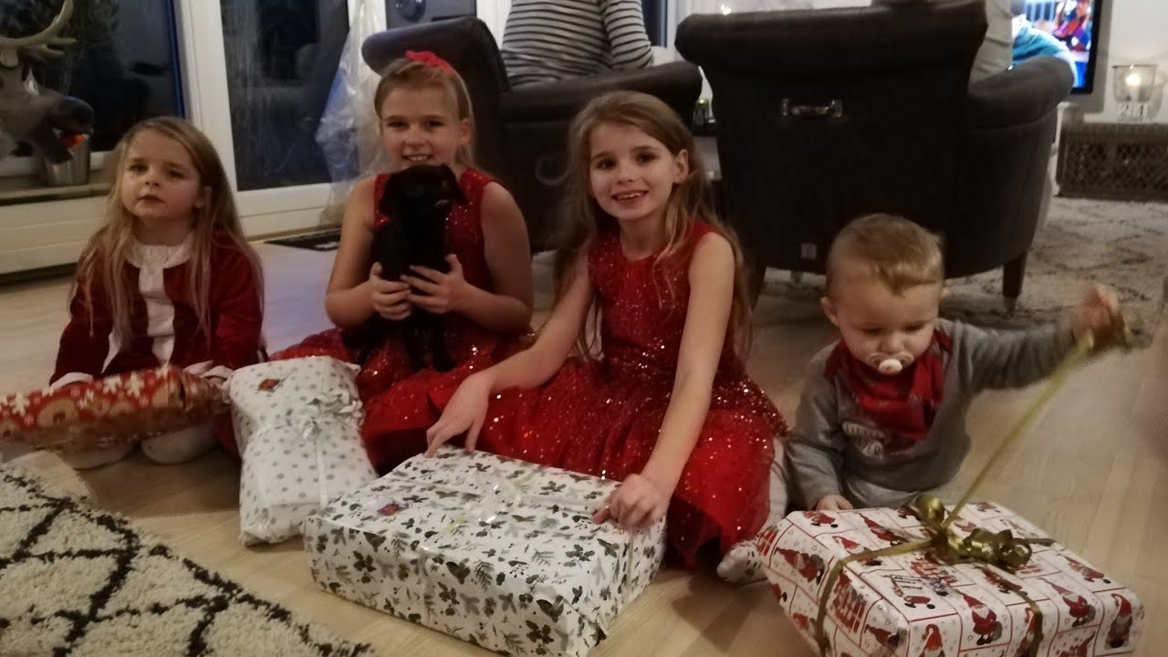Vi holder juleaften med familien🎄✨& åbner gaver🎁🥰