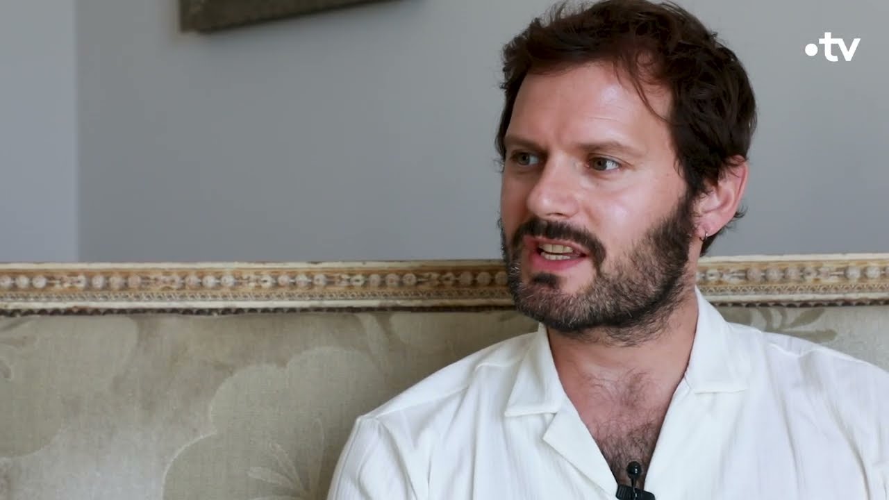 [Interview]  Hugo Becker interprète le journaliste Sylvain Rambert dans la série « La Peste »
