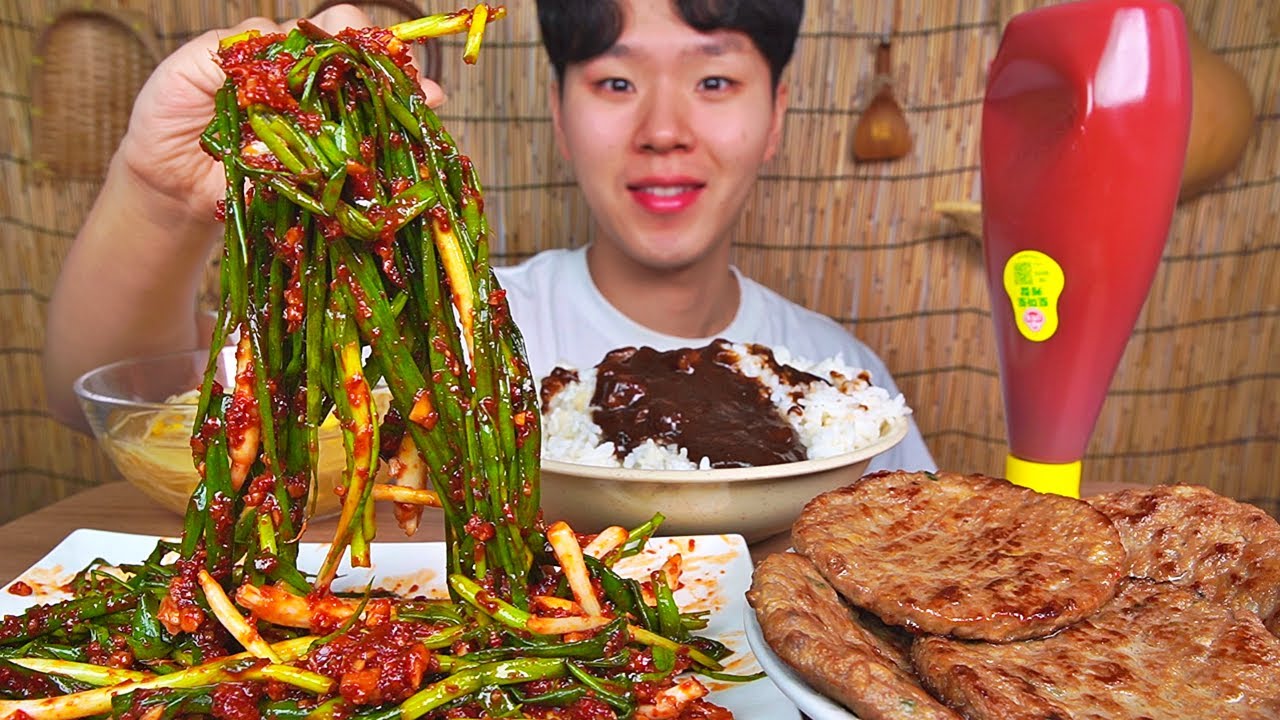 갓담근 파김치 떡갈비 콩나물국! 파가 연하고 달달합니다. 짜장밥에 척척 올려 먹습니다. GREEN ONION KIMCHI MEAT KOREAN FOOD ASMR MUKBANG.