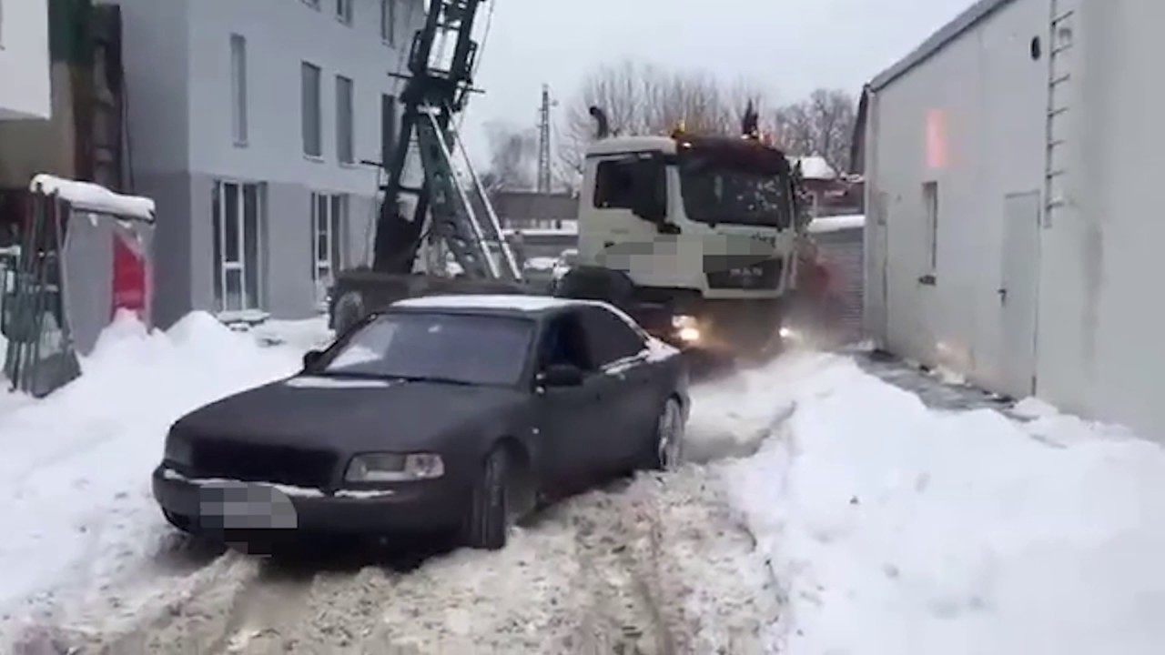 Bludenz: Audi zieht Lkw aus dem Schnee