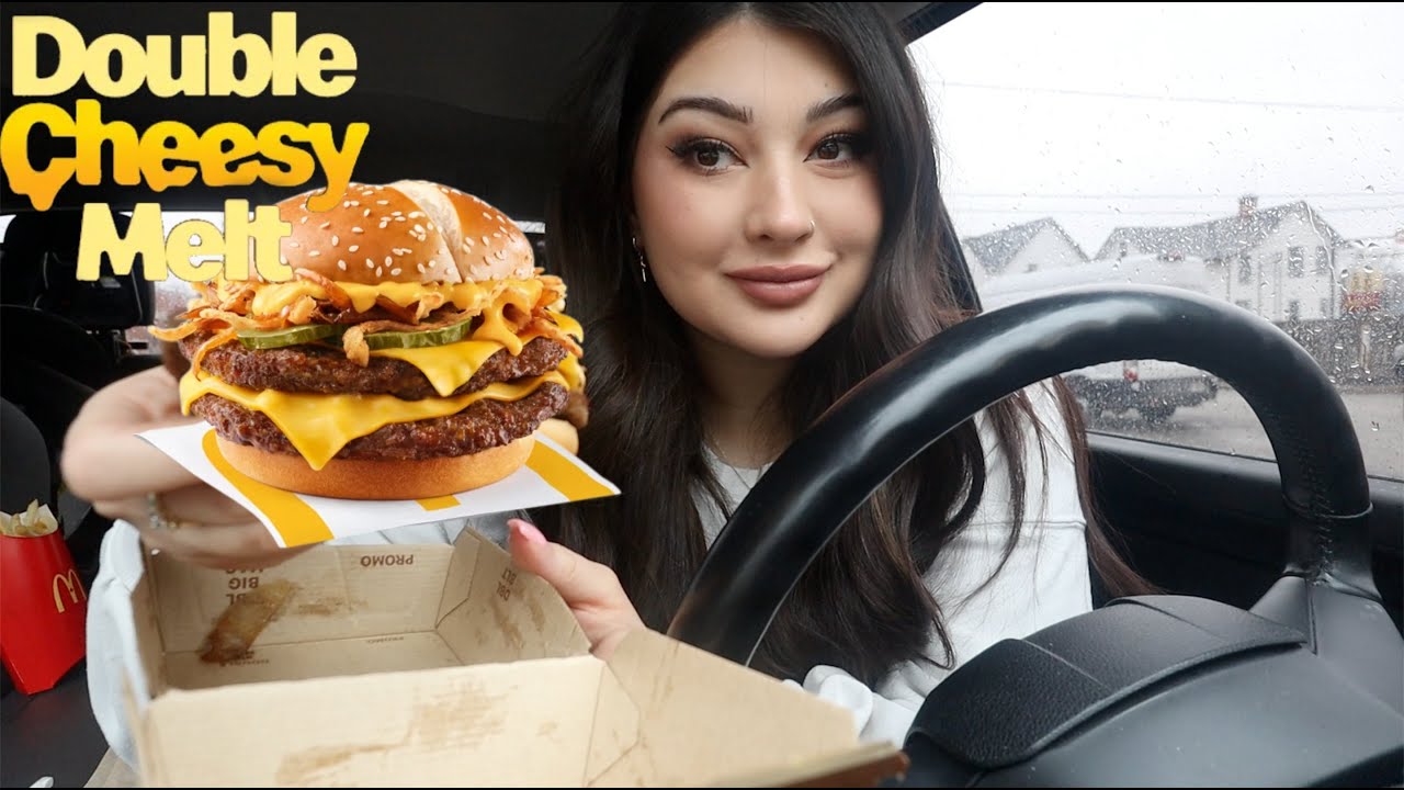 *НОВИНКА* Двойной сырный сэндвич от McDonald's | Сырный соус, хрустящий лук и жареный лук | Мукбанг