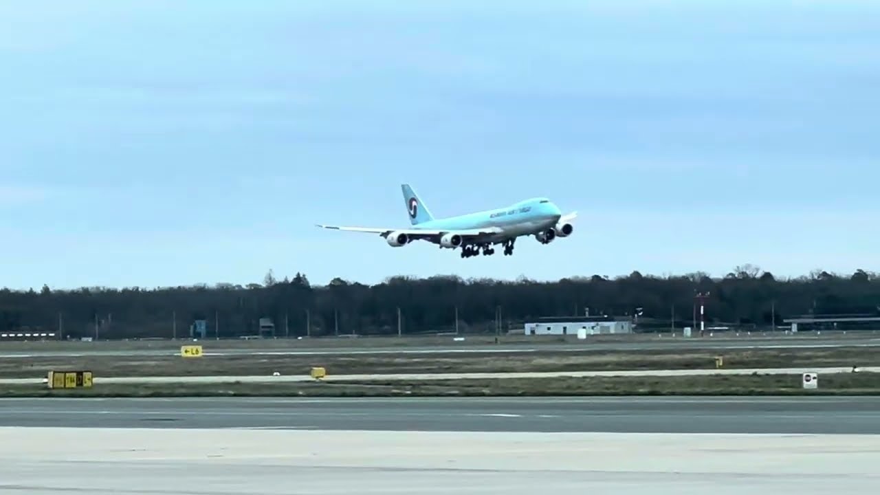 Heavy aircraft landing and takeoff at Frankfurt Airport || Plane spotting Frankfurt Airport
