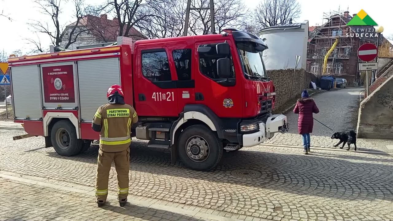 Dzierżonów.  Interwencja służb do pożaru w kamienicy na Przedmieściu