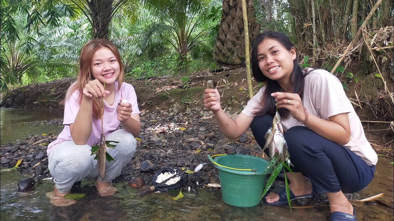 Gadis Dayak || Suasana Berburu Ikan Sungai di Malam hingga Pagi Hari