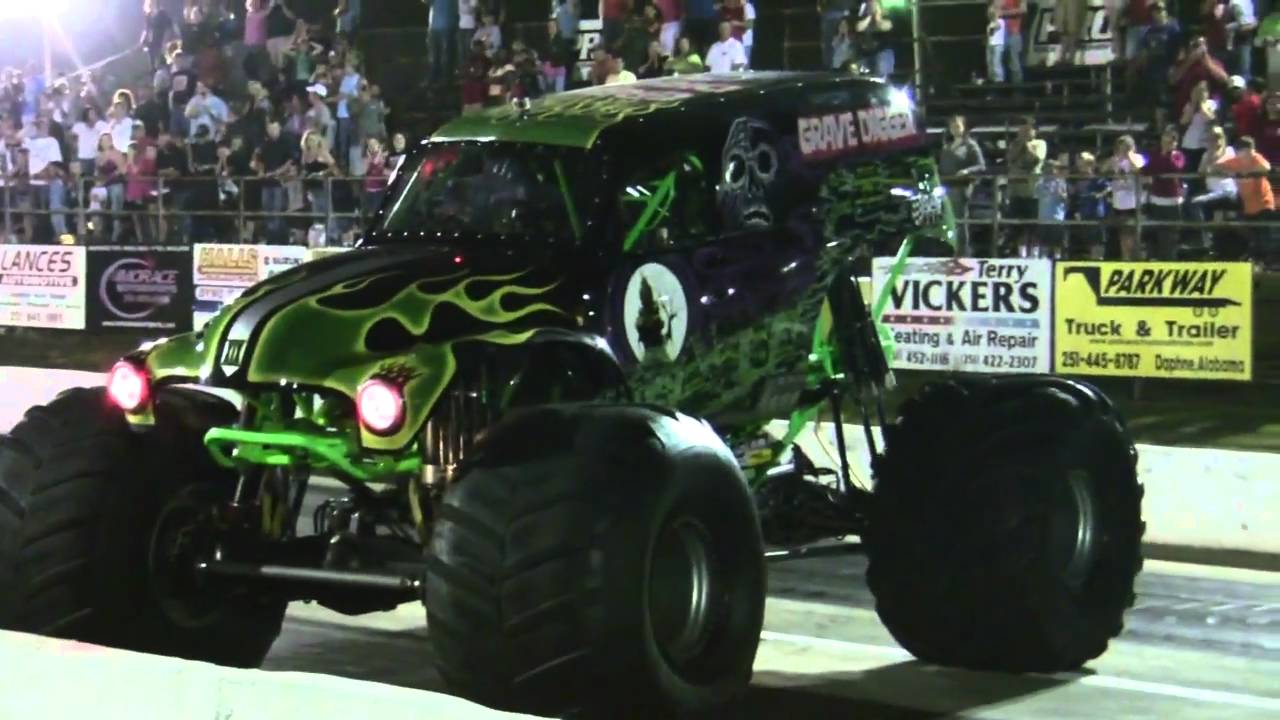 Jet Dragster vs Grave Digger at Mobile Dragstrip