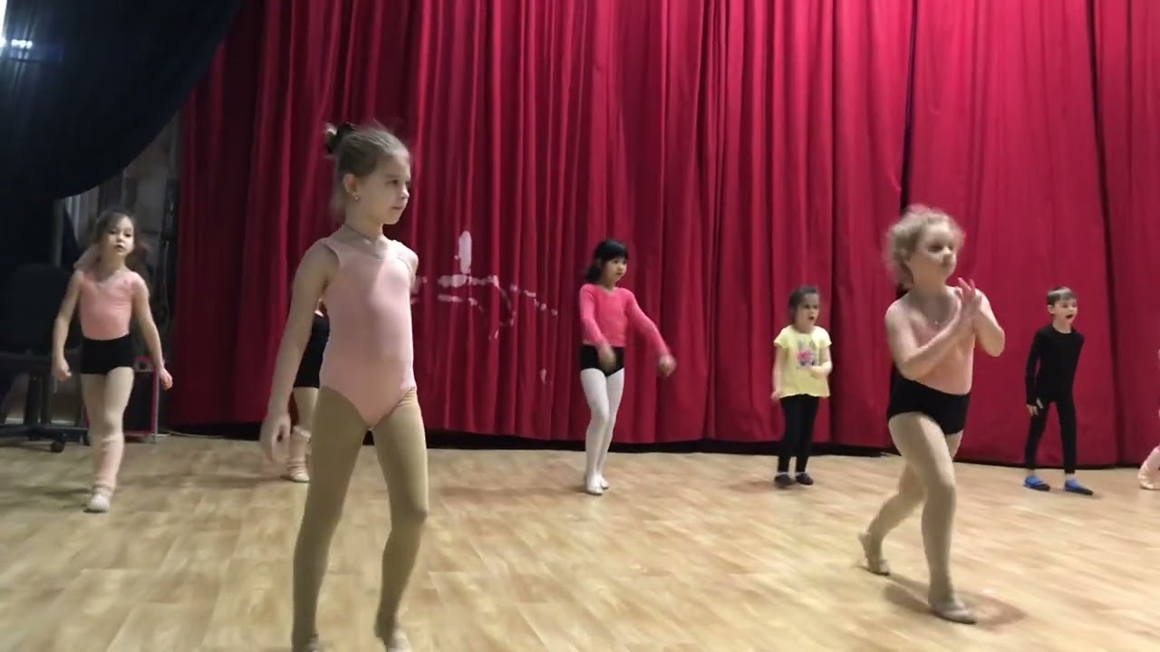 Школа танцев Алены Ващенко STTEET-CLASSIC контемп дети 4-7 лет.