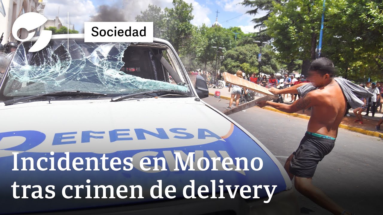 GRAVES INCIDENTES EN MORENO: patrulleros destrozados, fuego y gases tras el crimen de un delivery