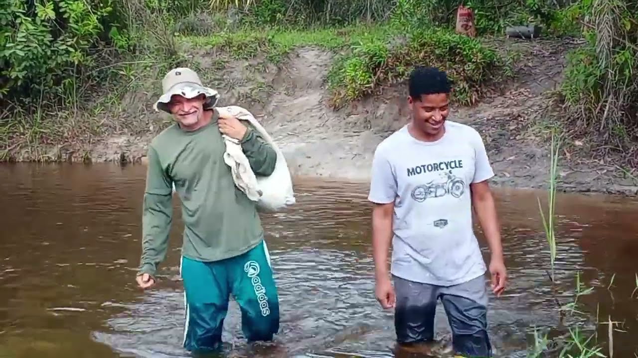 Fomos nos refrescar no rio dia muito quente.aproveitamos e colocamos as redes de malhar