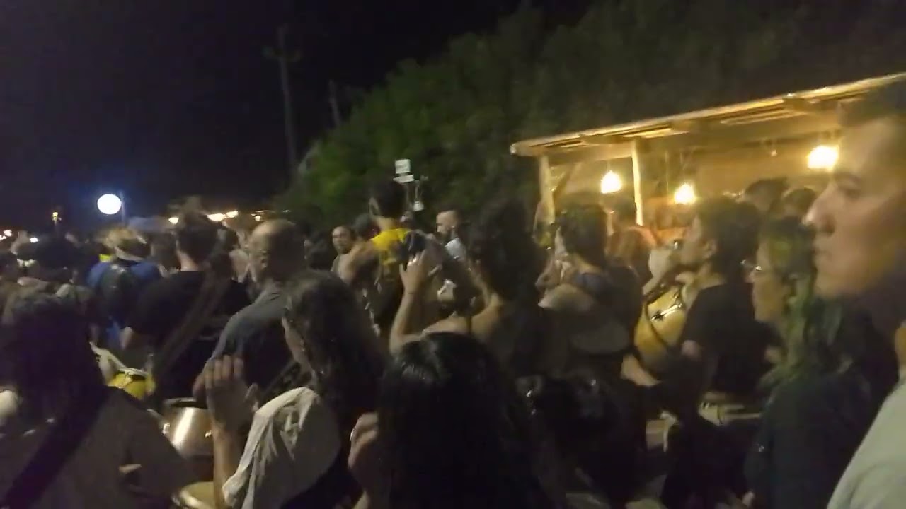 La virgen pasa frente a comercios, y algunos siguen siendo protagonistas con el tambor o bailando 👍