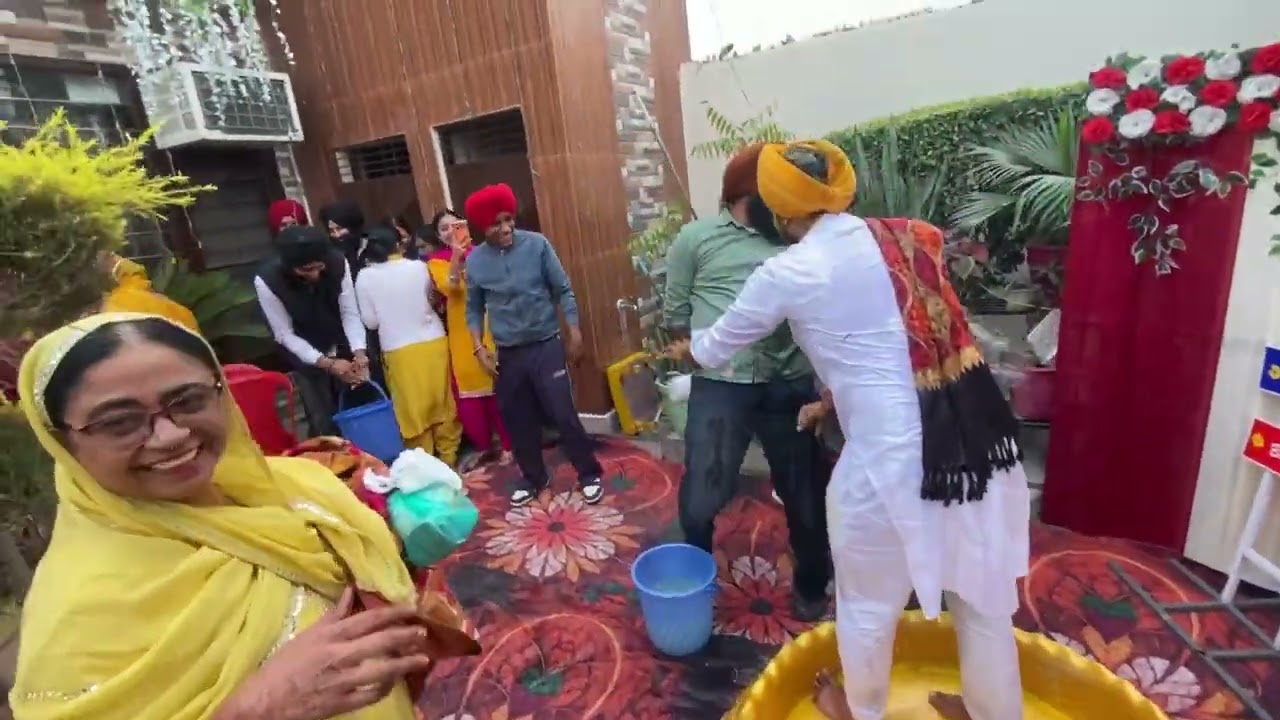 ਵੀਰ ਦੀ ਹੱਲਦੀ ਤੇ ਸਾਰੇ ਭਰਾਵਾ ਨੇ ਮਿਲ ਕੇ ਵੀਰ ਨੂੰ ਧੱਕੇ ਨਾਲ ਨਵਾ ਦਿੱਤਾ(ਰਾਤ ਨੂੰ ਜਾਗੋ ਤੇ ਅੱਤ ਕਰਾਈ)।