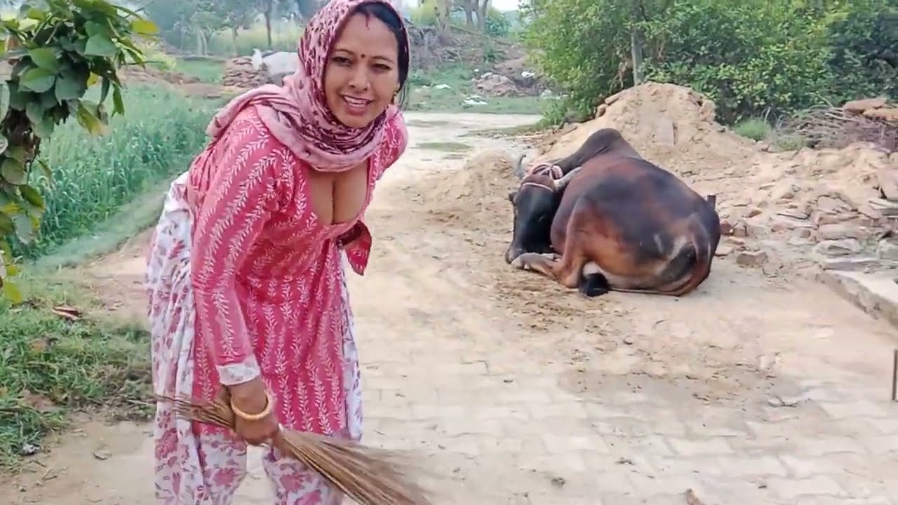 sadak per jhadu karna pada  hot desi bahu ka vlog ||tannu yadav||  desi vlog #tanuyadav #hot Desi