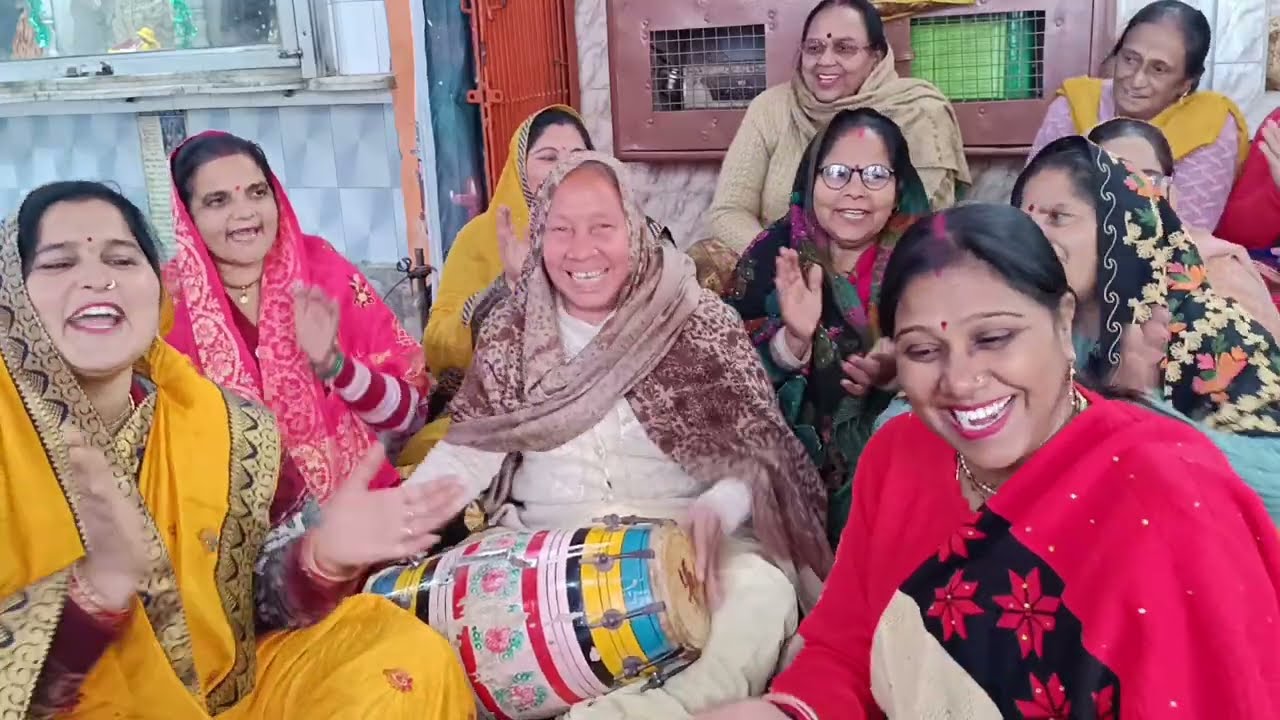 अम्मा जी ने गाया धमाकेदार 💃🥳भजन मेरे पैरों में छाले पड़ गए गोदी में उठा ले ओ सांवरे#viralvideo 