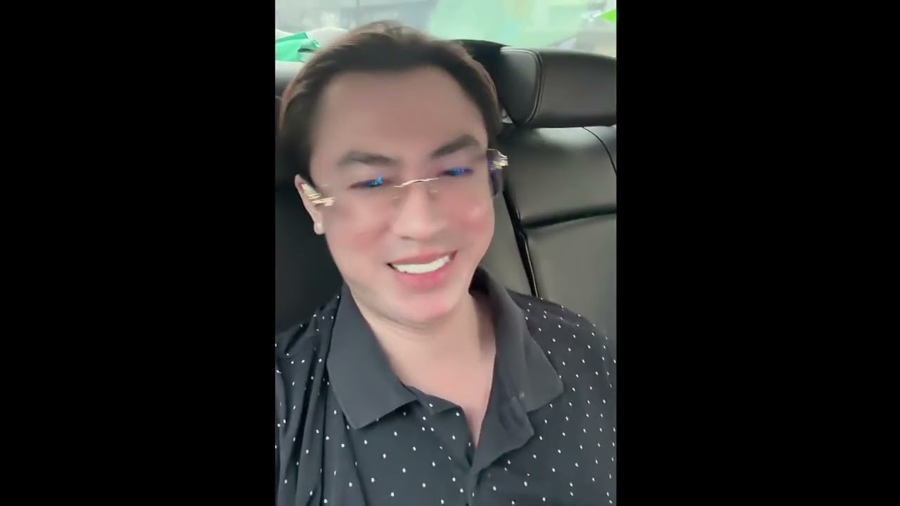 Phản ứng Hồ Việt Trung đang giao lưu trên live thấy Saka Trương Tuyền xuất hiện