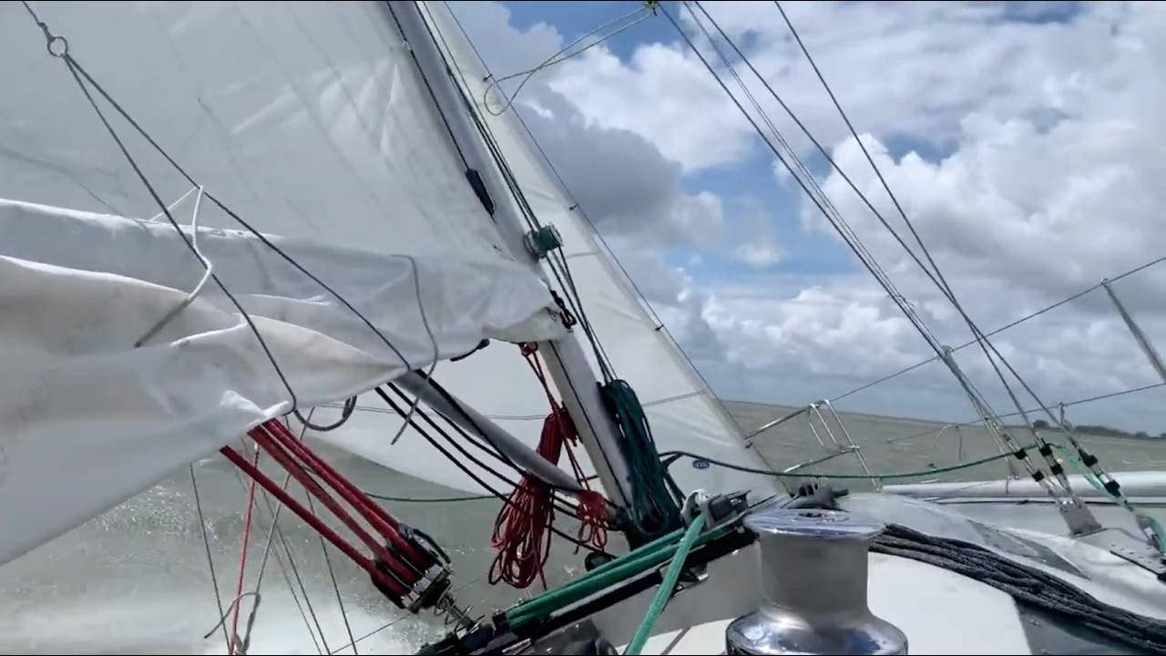 25 Miles Alone Into 30 Knots: Trusting a New Boat in Heavy Weather - Ep 37 [EN]