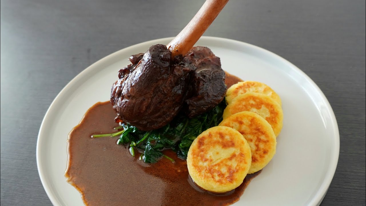 Jehněčí kolínko na červeném víně se špenátem a bramborovými dukátky | Chef Dejv