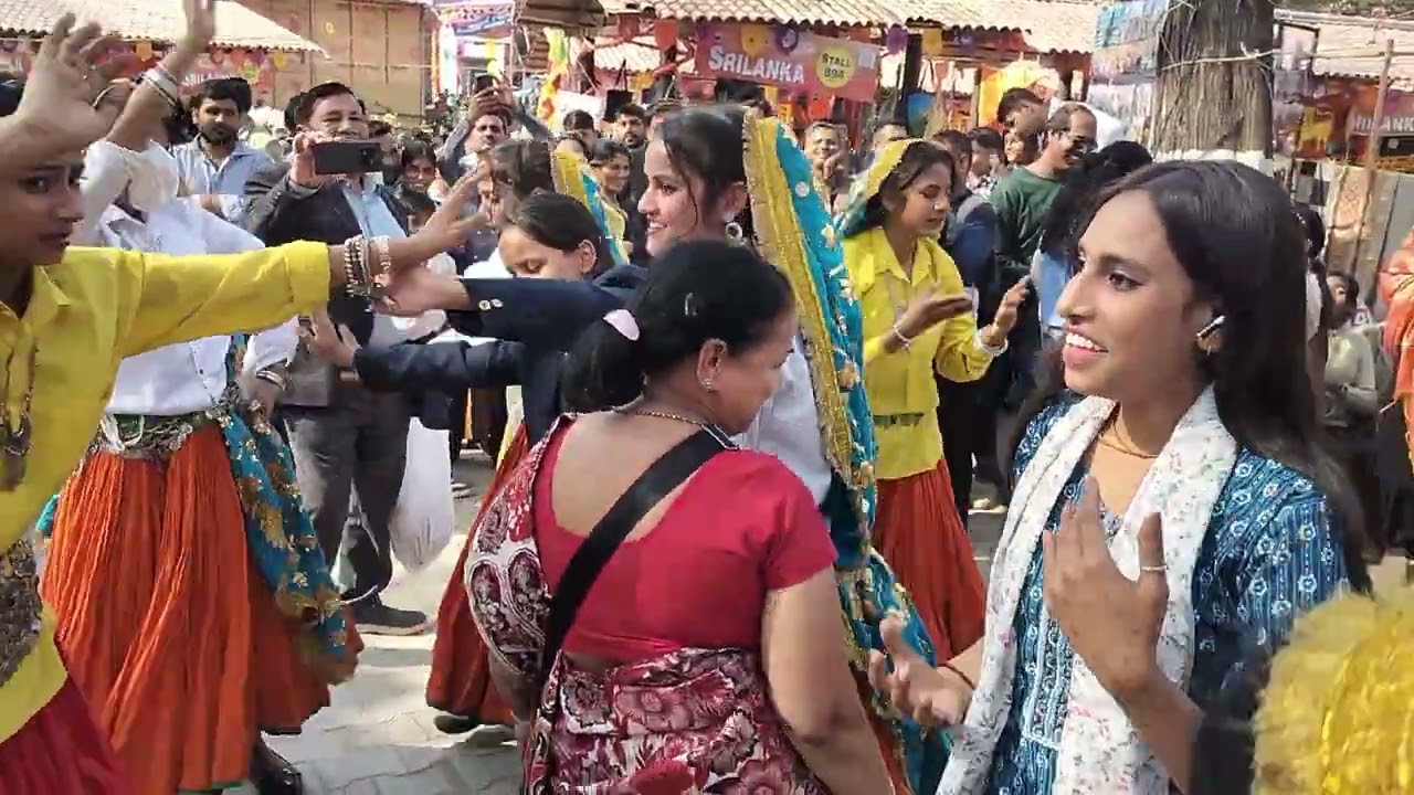 Rajasthani लोकनृत्य की ताल पर नाचते सेक्टर 55 विद्यालय के विद्यार्थी। श्री नंदकिशोर जी भी साथ में