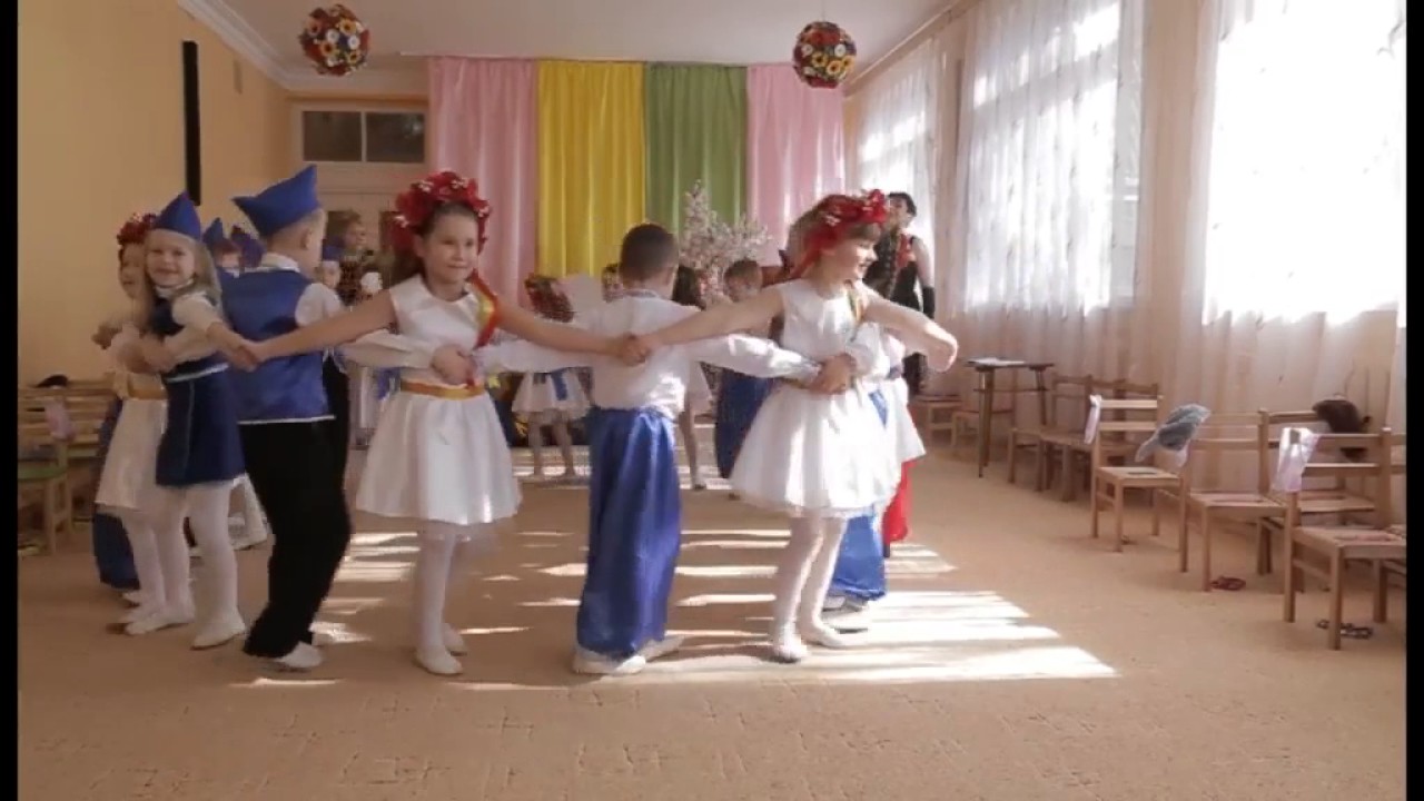Вхід дітей на весняне свято (СТАРША ГР,)Власна постановка.