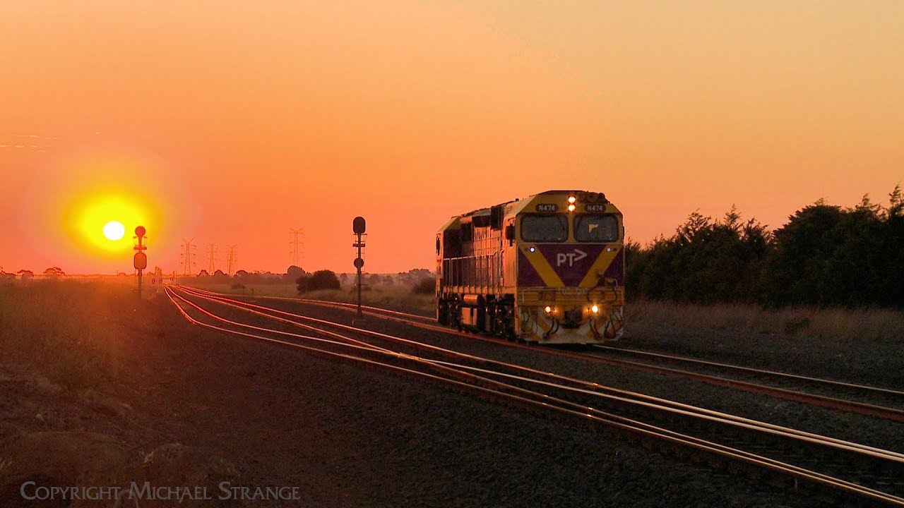 Vline locomotive N474 Running Light Engine Through Gheringhap At Sunset (29/3/2024) - PoathTV Trains