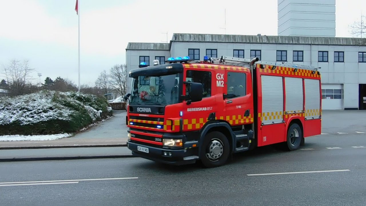 3X BEREDSKAB ØST + AMBULANCE [BYGN.BRAND-LEJLIGHED] [ST.GX] Brandbil i udrykning