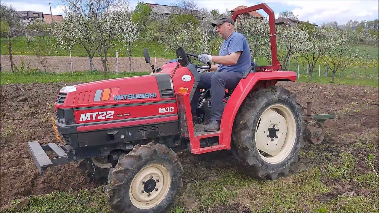 Mitsubishi MT 22D; tractor japonez 4x4 la arat; Corbeni, judetul Arges, Romania; Mai 2021
