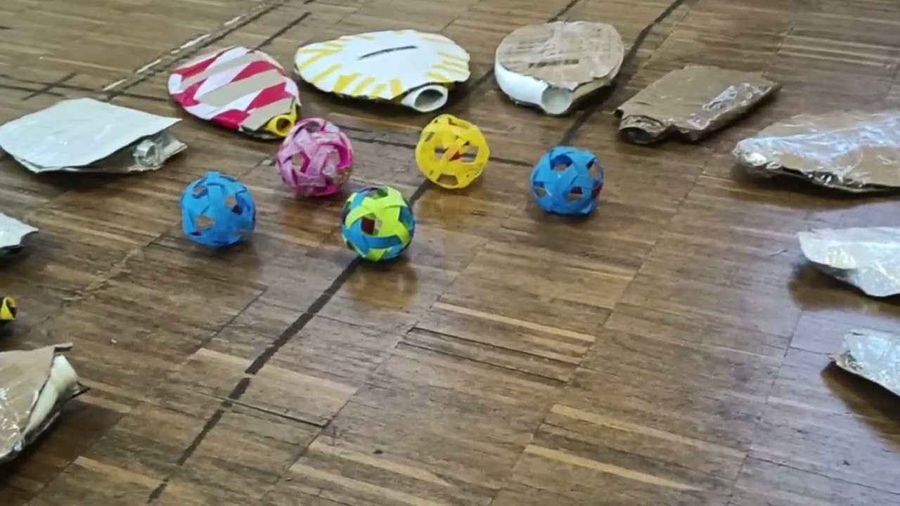 Raqueta/pala y pelota elaboradas con botellas y cartón. Autor: Javier Bernabé Martín