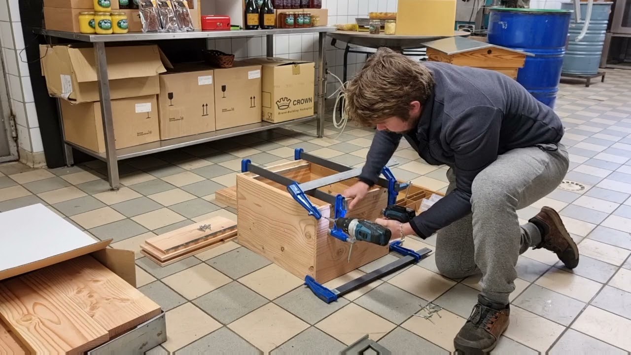 Montage de la ruche en kit dadant douglass de Hobees apiculture