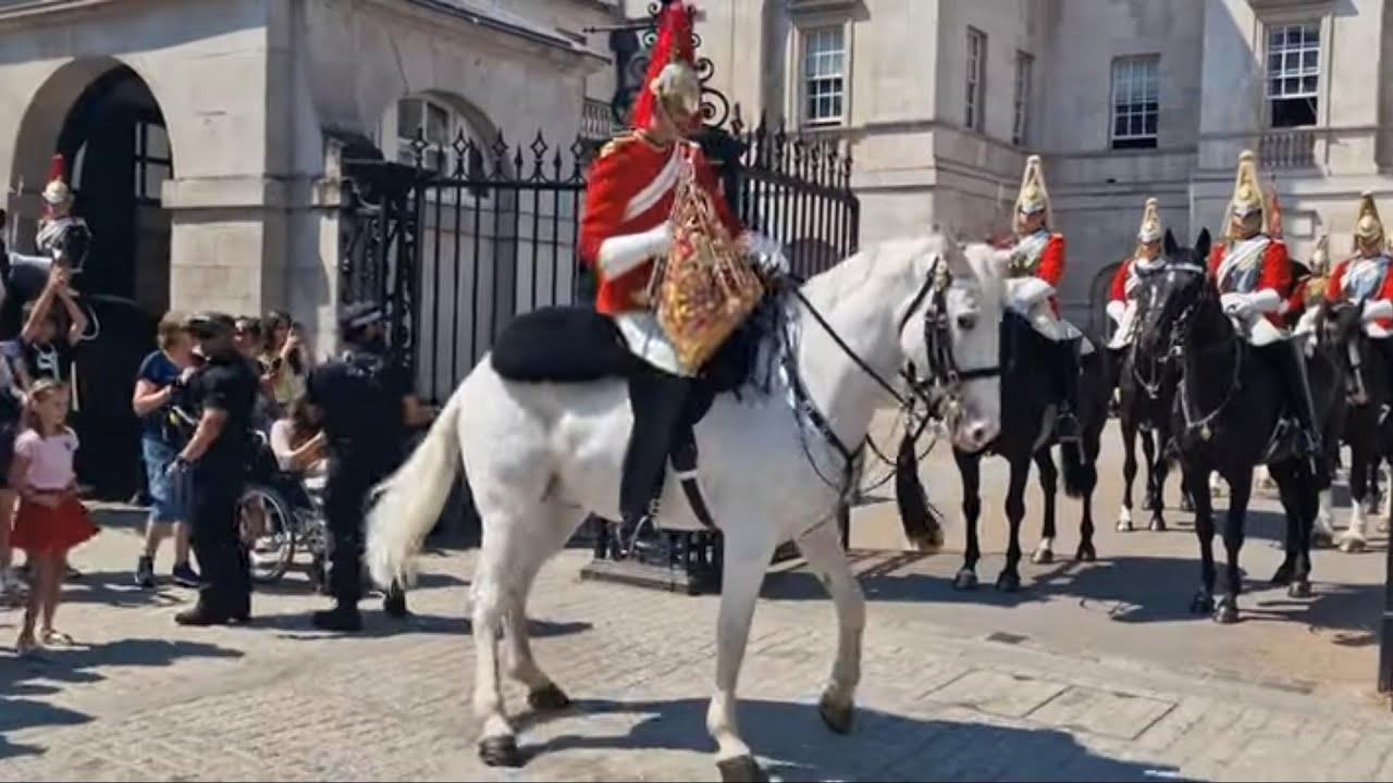 It's very rare to see the white horse out front with trumpet 🎺 player. white horse gets spooked