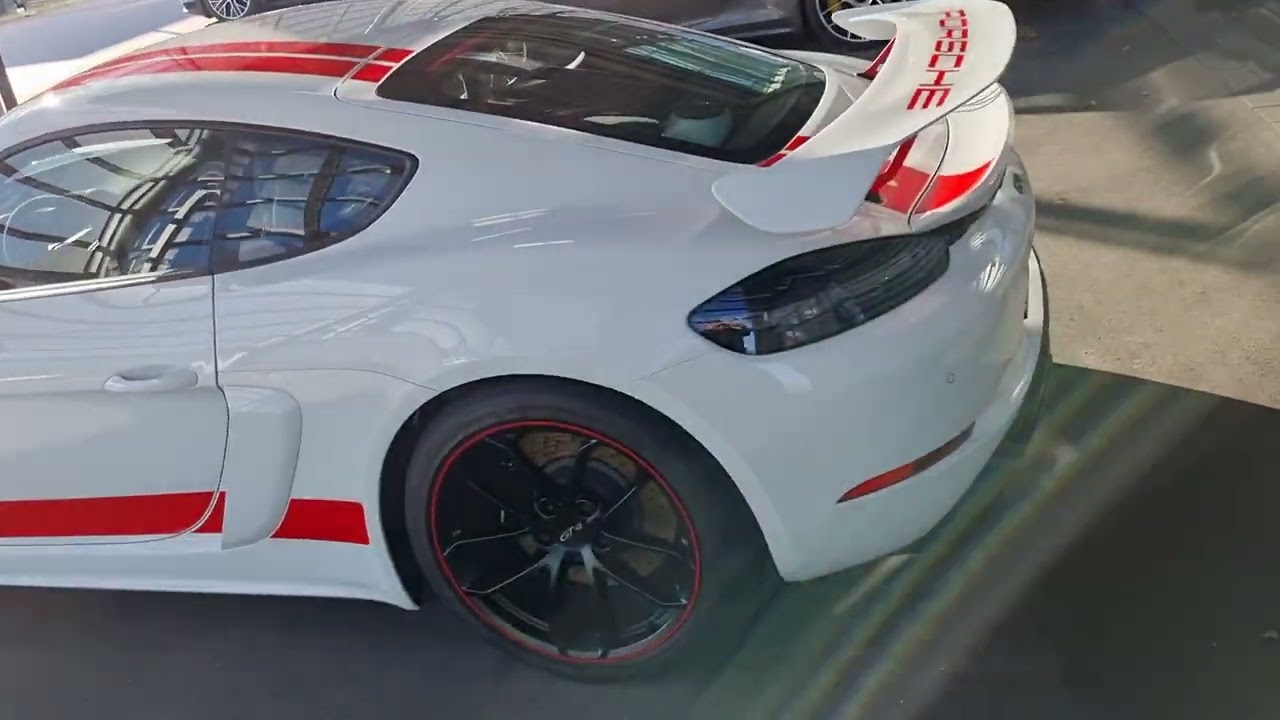 Porsche 718 GT4 Sports Cup Edition wei&szlig; mit roten Streifen