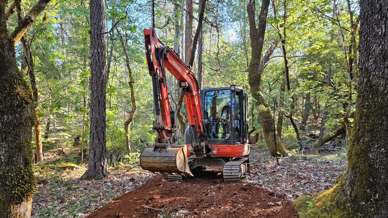 Экскаватор Kubota KX 040 4 прокладывает путь для вездехода