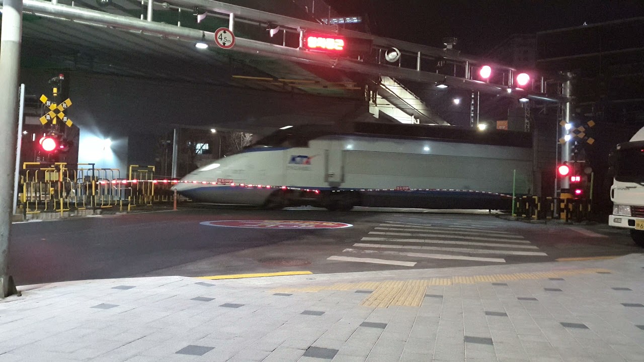 (작동 시작 직후 고장) 새벽 서소문건널목을 통과하는 KTX