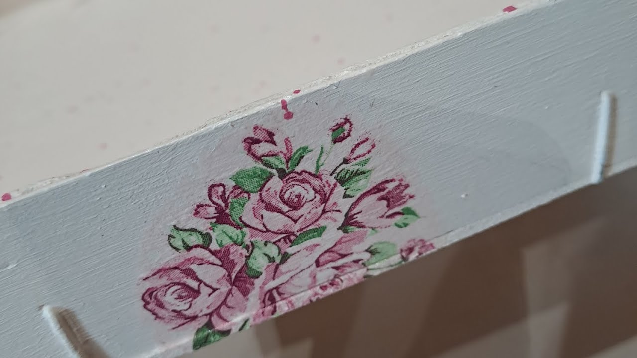 Una idea de estanteria con dos cajas de fresas, super fácil y muy vistosa