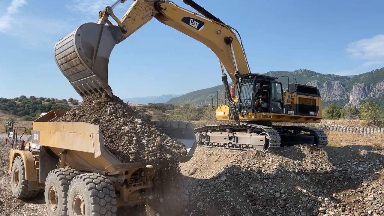 Caterpillar 374D Excavator Loading Caterpillar 740 And Volvo A40D Articulated Trucks - Interkat SA