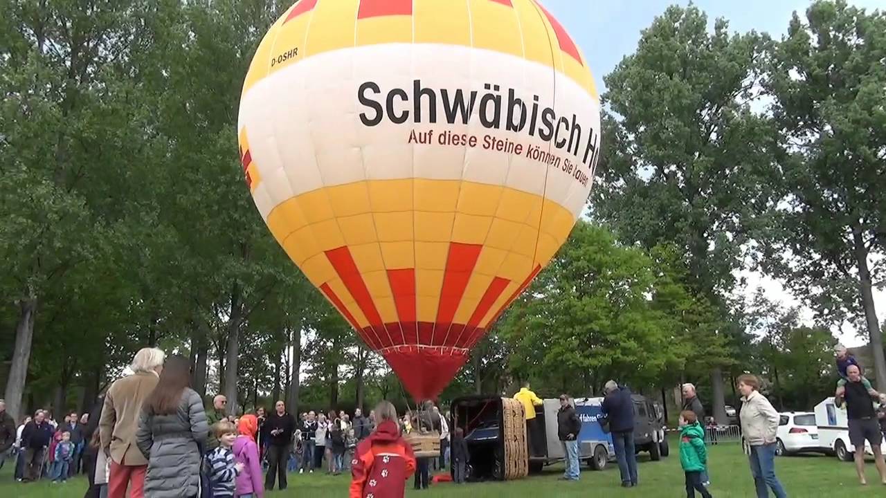 Modellballon schwebt über der Planwiese in Telgte