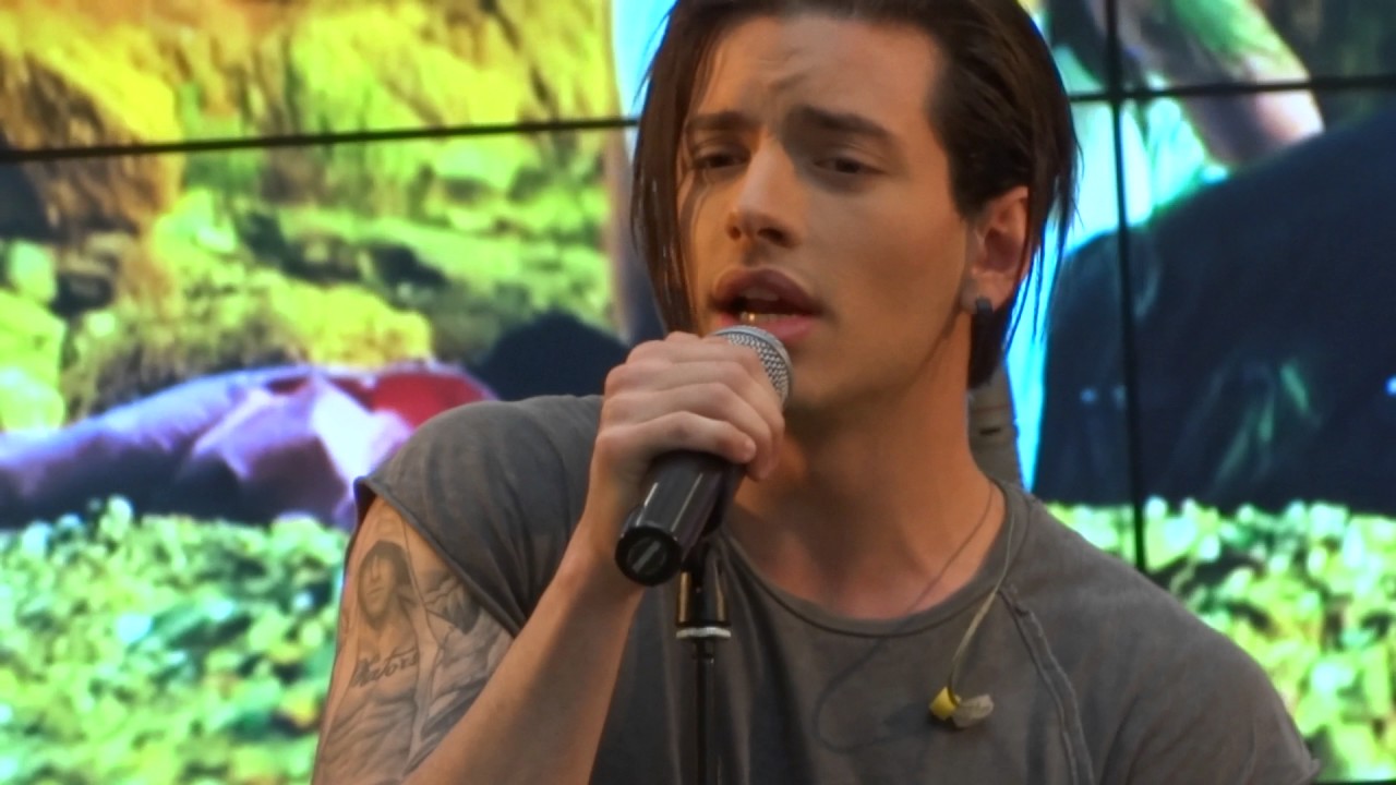 Vangelis Kakouriotis - Τα Λόγια Κομμάτια (Εκείνος & Eκείνος Cover) | Athens Metro Mall