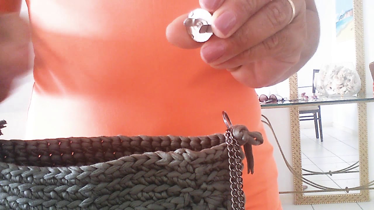 Como colocar botão de pressão fácil na bolsa de croché