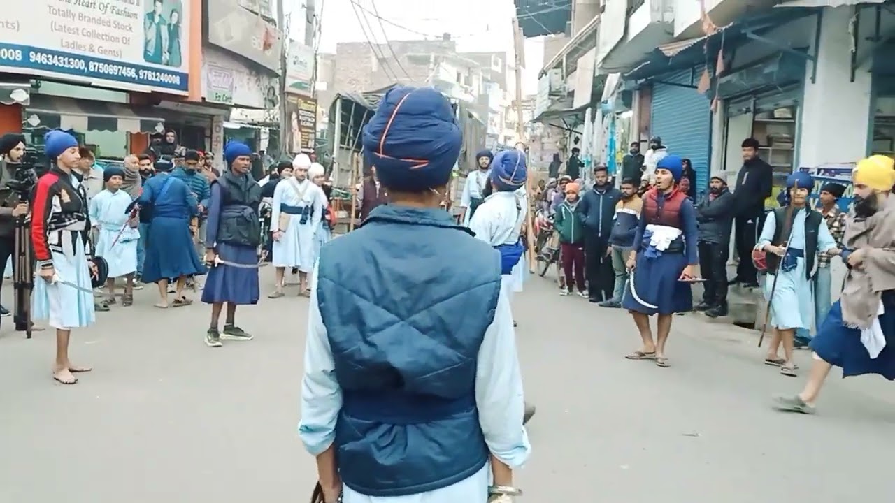 ਗੁਰੂ ਗੋਬਿੰਦ ਸਿੰਘ ਜੀ ਦੇ ਜਨਮ ਦਿਹਾੜੇ ਦੇ ਉਪਲਕਸ਼ ਵਿਚ ਨਗਰ ਕੀਰਤਨ ਦੌਰਾਨ ਗਤਕਾ ਪਾਰਟੀ ਆਪਣਾ ਜੋਹਰ ਦਿਖਾਉਂਦੇ ਹੋਏ