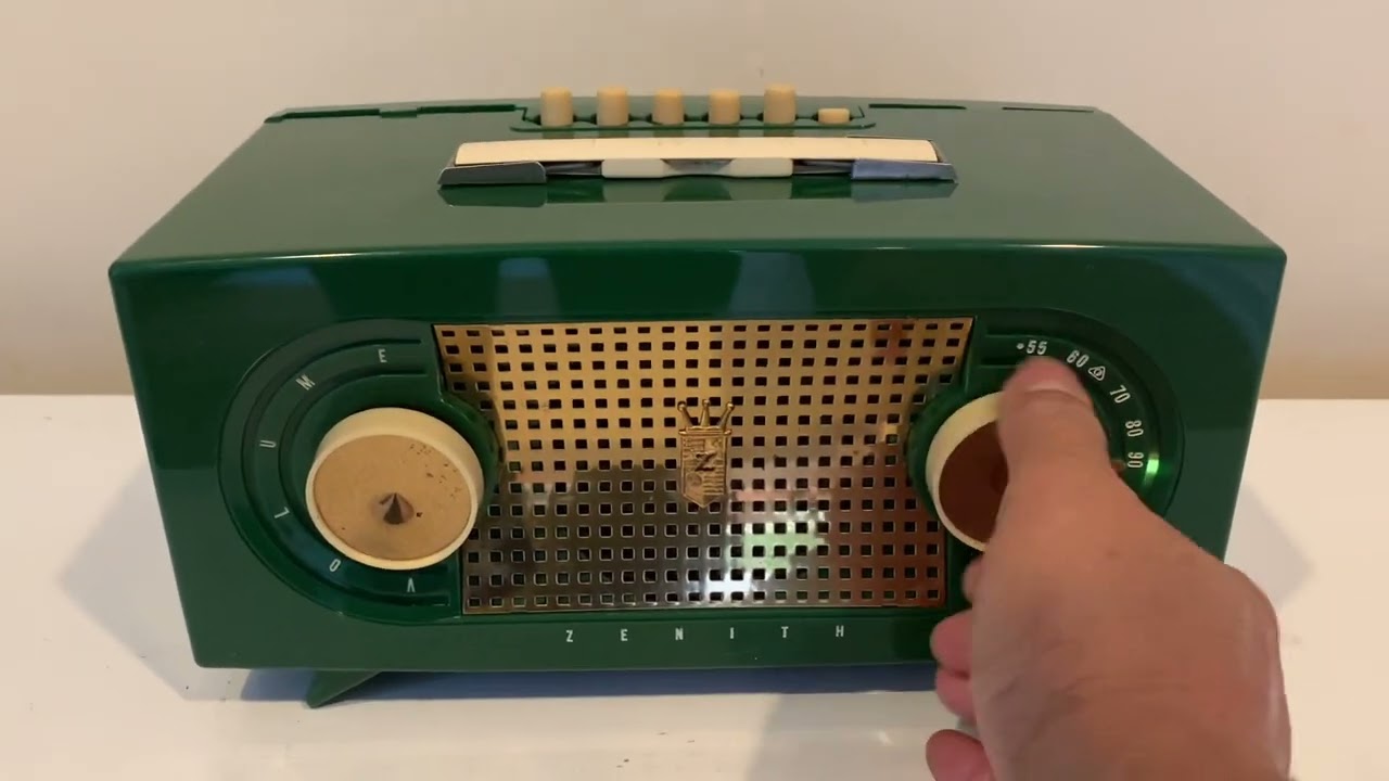 Candy Apple Green 1955 Zenith Model R512F Push Button Vacuum Tube AM Radio Excellent Condition