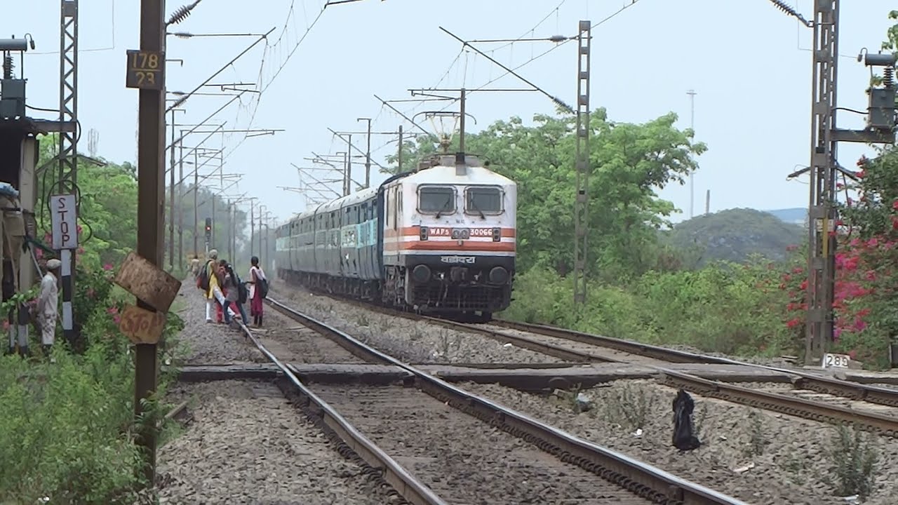 One of the Best Superfast Train of India : Legendary Swaraj Express Glides through Bagwada with WAP5