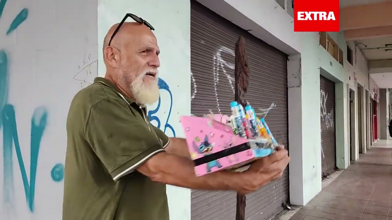El 'Maestro Roshi' de Guayaquil recorre las calles del centro cargando anécdotas y plumas