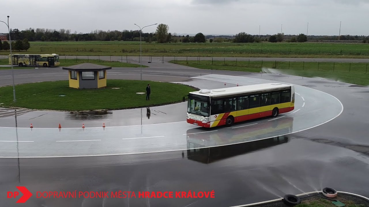 Školení pro řidiče MHD na polygonu v Hradci Králové