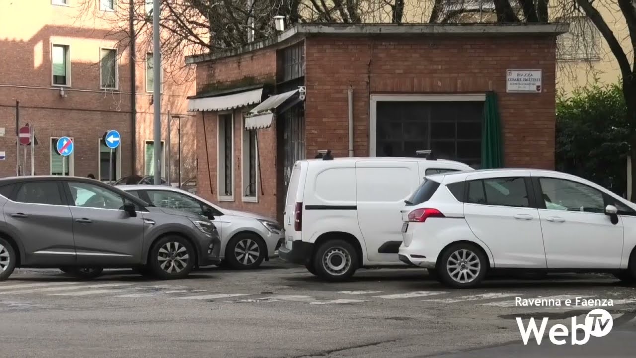 Problema parcheggi in stazione a Faenza: sosta selvaggia, disagi per i residenti e multe