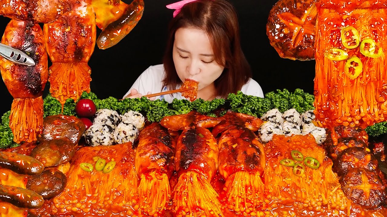 МУКБАНГ :) острые кальмары и грибы эноки, шиитаке, королевские вешенки, рисовые шарики