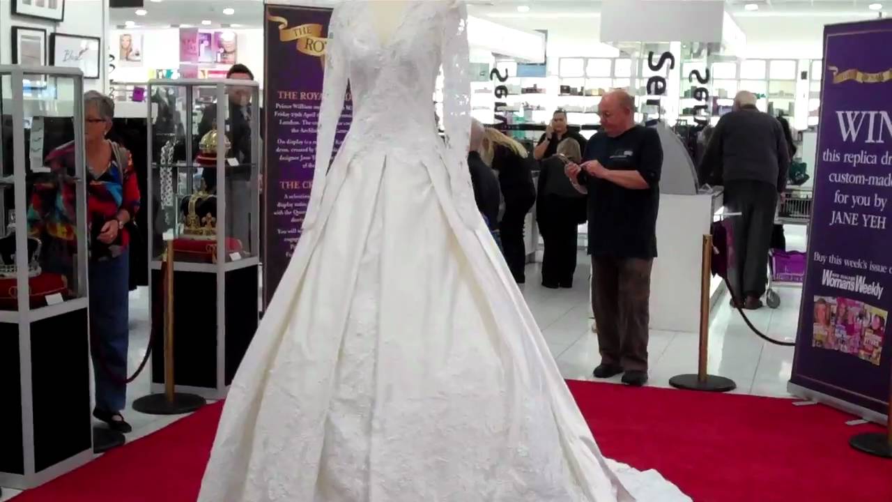 Kate Middleton's wedding dress replica in Rotorua.MP4