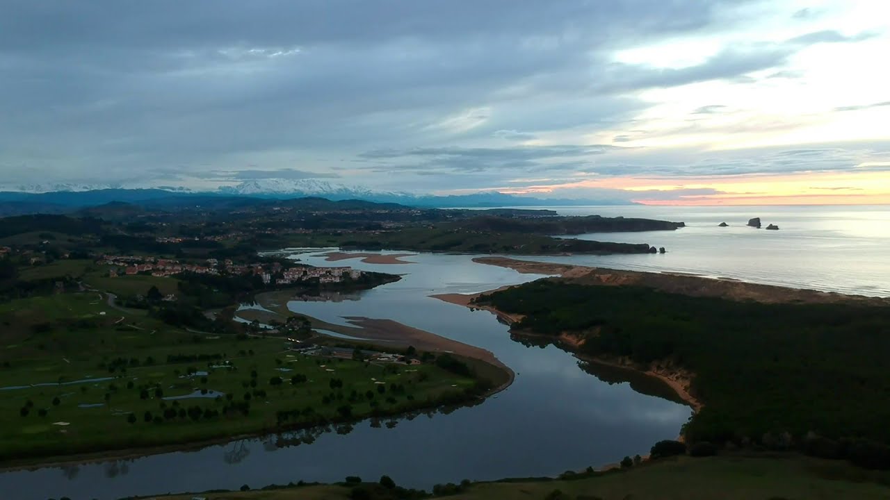 Desembocadura del rio Pas en el mar Cant&aacute;brico en la r&iacute;a de Mogro