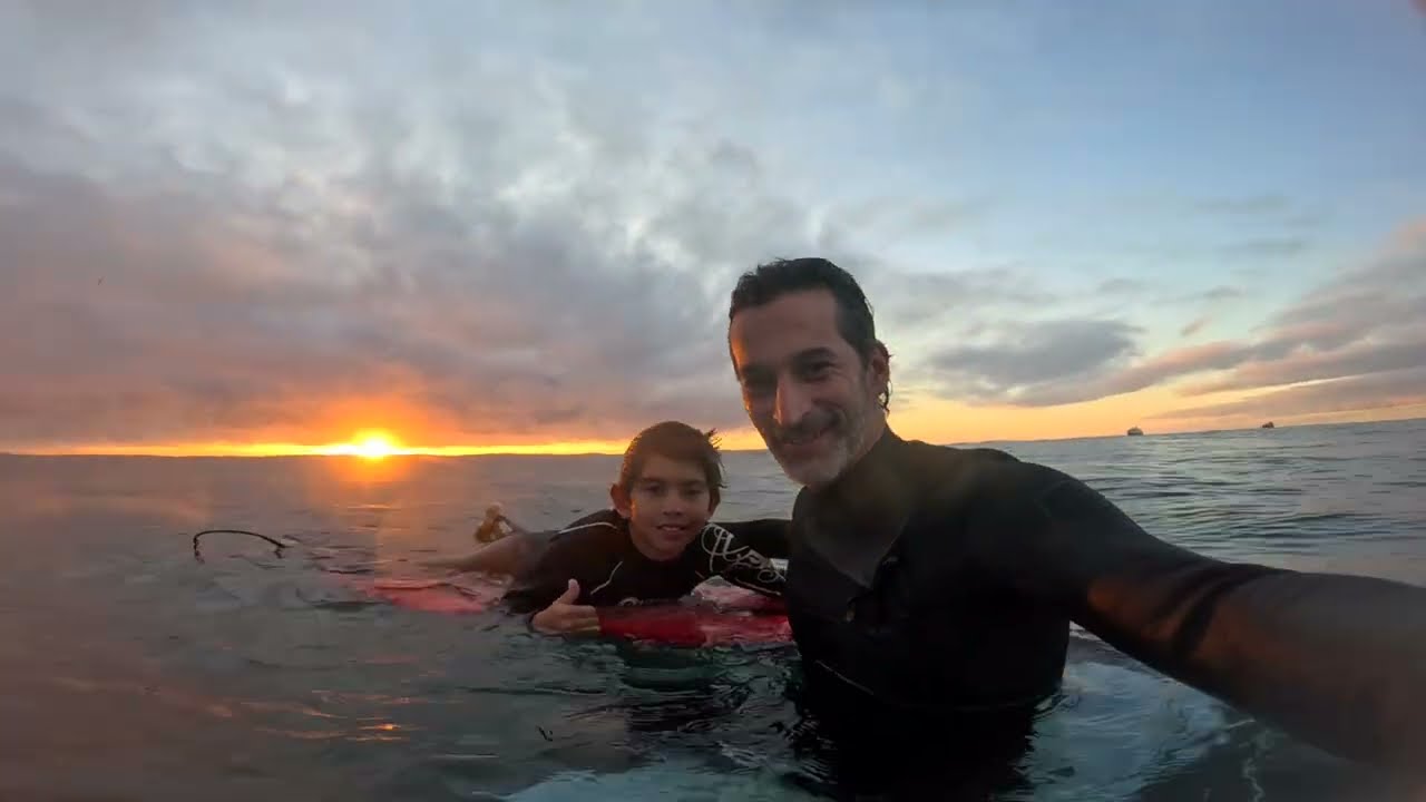 Niños surfeando Galápagos con Lobos Marinos 2025 (HD)