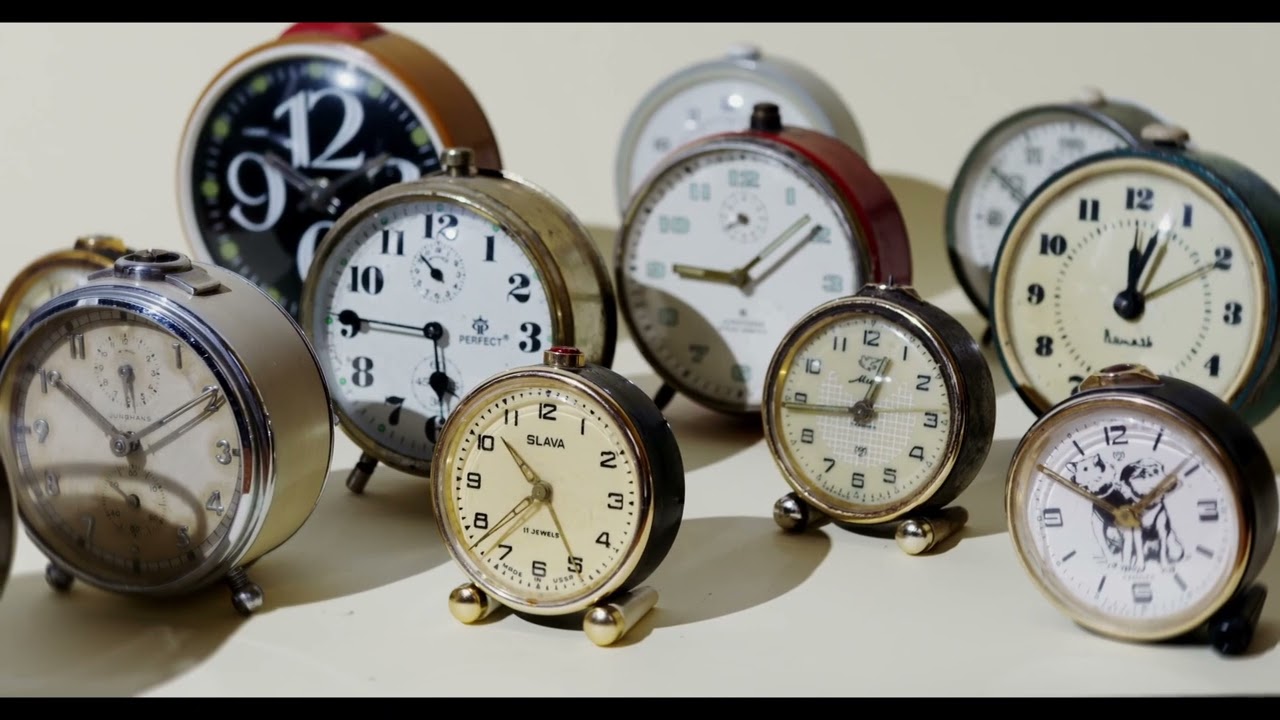 The sound of a dozen Clocks out of sync [LOUD]