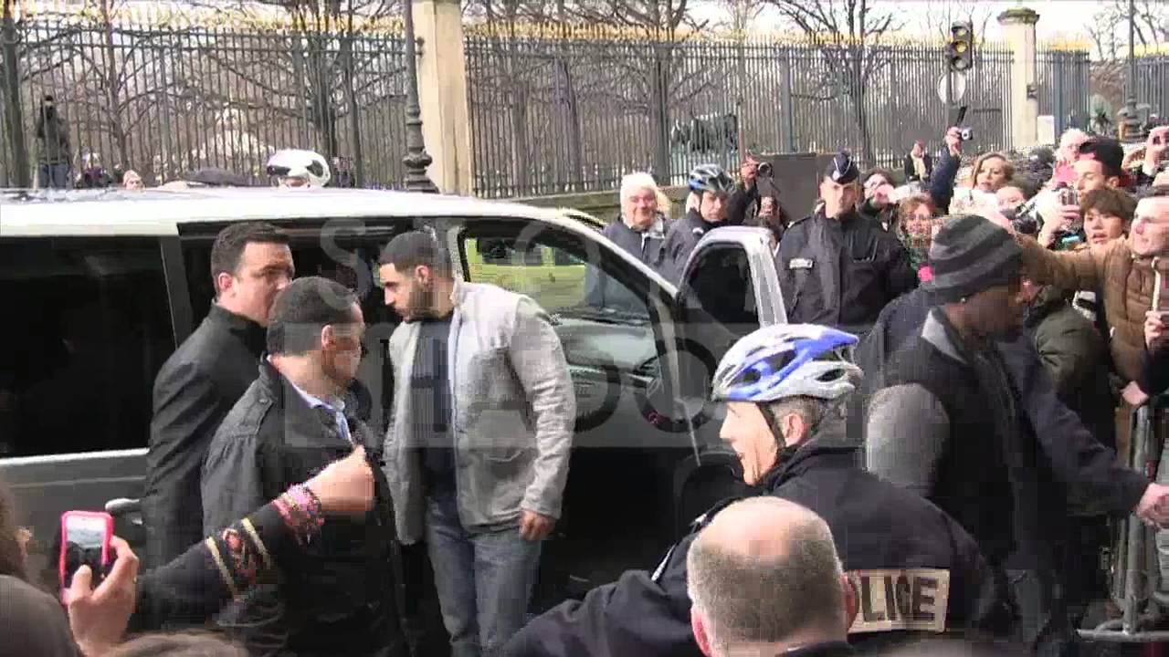 Justin Bieber storming back in his hotel in Paris