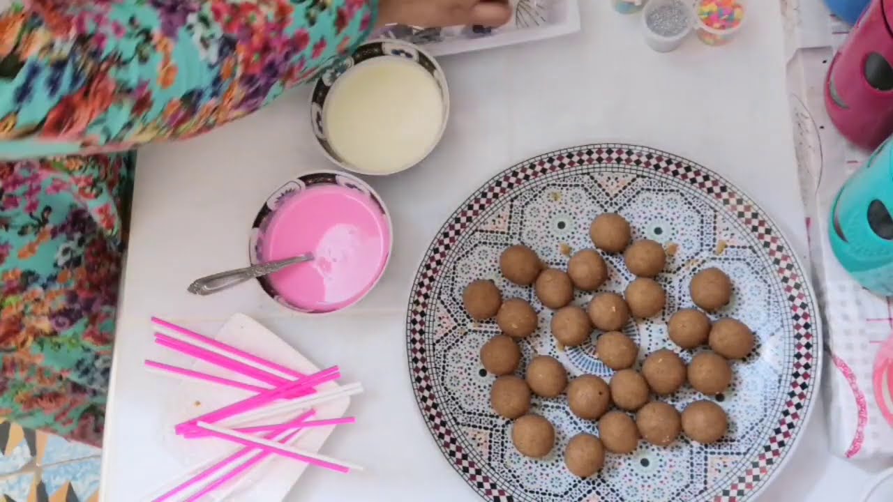 هاهما ليبوب كيك لي كتقلبي عليهم (مصاصات الكيك) بطريقة جد مبسطة وسهلة حضرتهم فعيد ميلاد بناتي