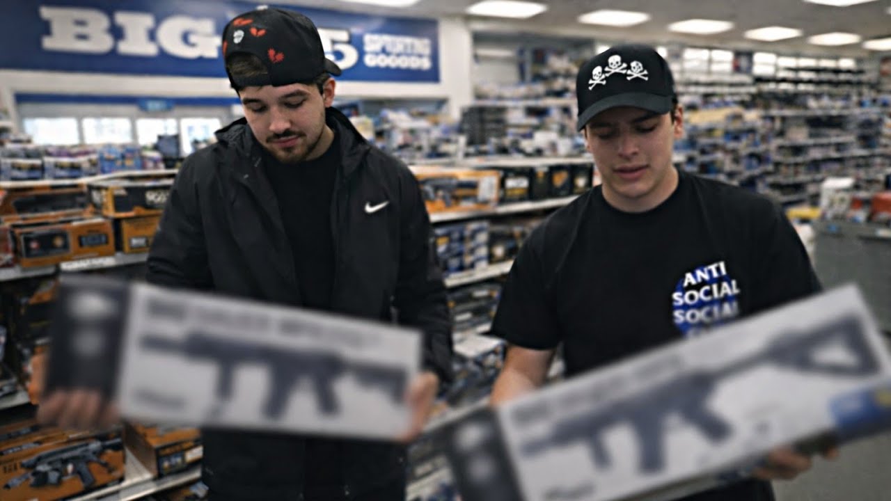 GASTANDO MUCHO DINERO con WILLITO en PISTOLAS de BALINES y EQUIPAMIENTO | LONCHE